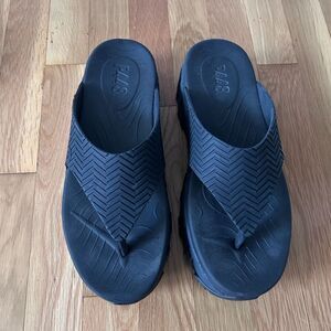 New P448 x Vibram Bondi Tux/Black Women Platform Sandal Slides Size 9.5-10 Black